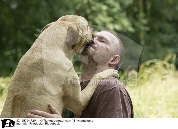 Mann mit Rhodesian Ridgeback / man with Rhodesian Ridgeback / SK-01720