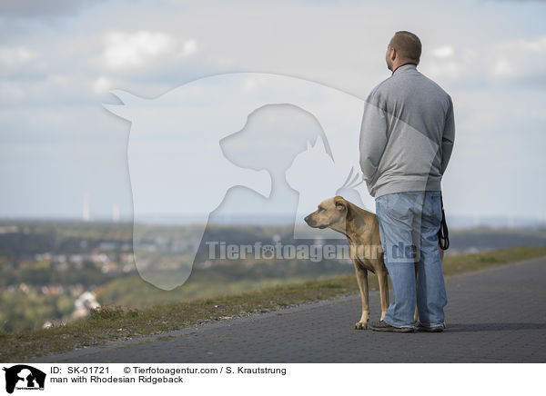 Mann mit Rhodesian Ridgeback / man with Rhodesian Ridgeback / SK-01721