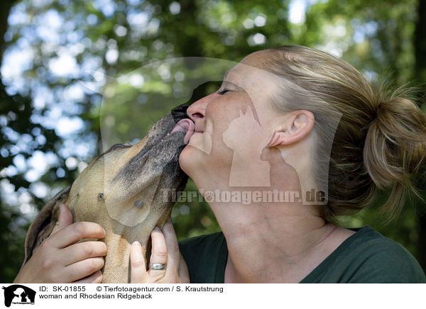 Frau und Rhodesian Ridgeback / woman and Rhodesian Ridgeback / SK-01855