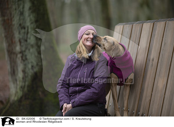 Frau und Rhodesian Ridgeback / woman and Rhodesian Ridgeback / SK-02006