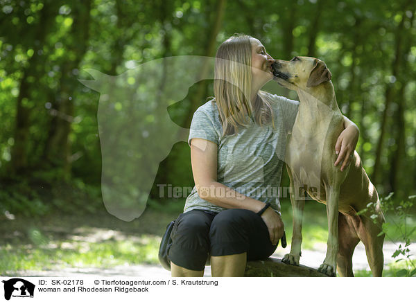 Frau und Rhodesian Ridgeback / woman and Rhodesian Ridgeback / SK-02178