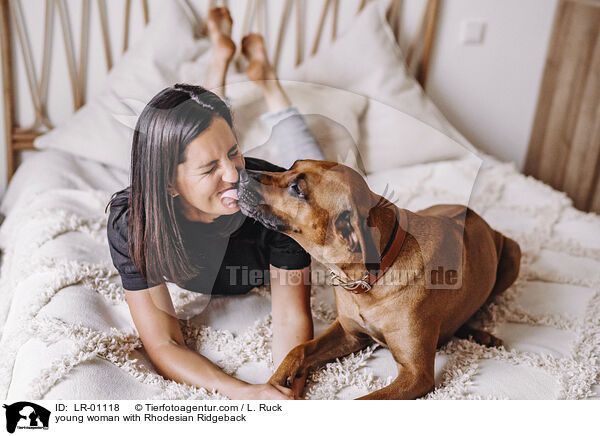 junge Frau mit Rhodesian Ridgeback / young woman with Rhodesian Ridgeback / LR-01118