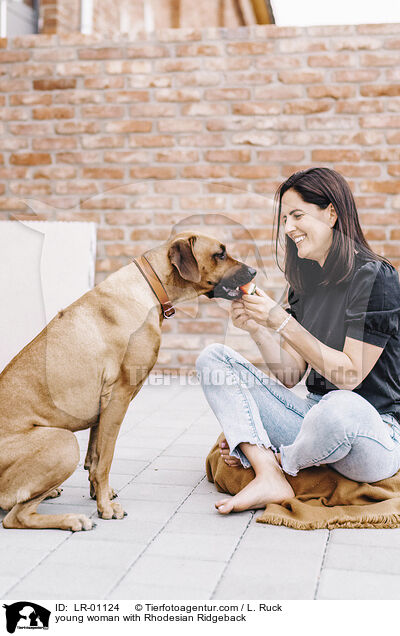 junge Frau mit Rhodesian Ridgeback / young woman with Rhodesian Ridgeback / LR-01124