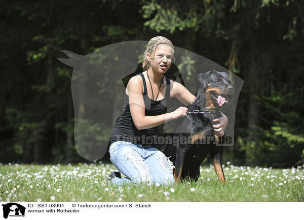 Frau mit Rottweiler / woman with Rottweiler / SST-08904