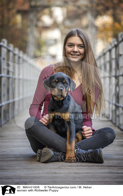 Frau mit Rottweiler Welpe / woman with Rottweiler Puppy / MAH-01906