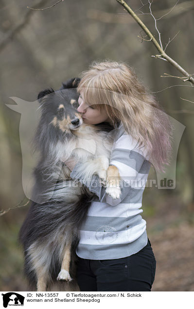 Frau und Sheltie / woman and Shetland Sheepdog / NN-13557