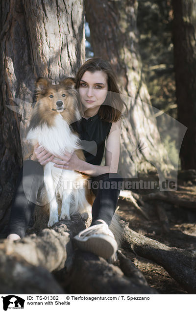 Frau mit Sheltie / woman with Sheltie / TS-01382