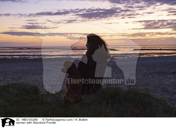 Frau mit Kleinpudel / woman with Standard Poodle / HBO-03286