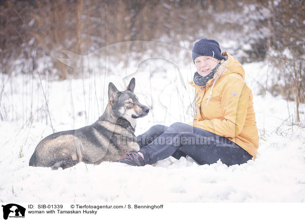 woman with Tamaskan Husky / SIB-01339