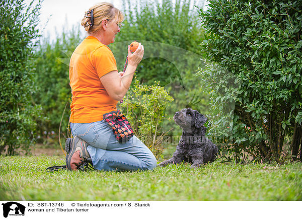 Frau und Tibet-Terrier / woman and Tibetan terrier / SST-13746