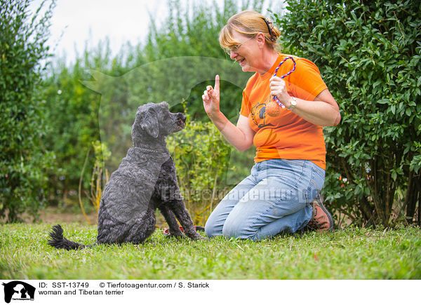 Frau und Tibet-Terrier / woman and Tibetan terrier / SST-13749