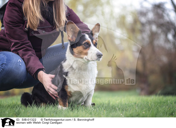 Frau mit Welsh Corgi Cardigan / woman with Welsh Corgi Cardigan / SIB-01322