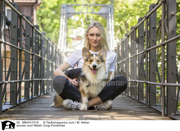 Frau und Welsh Corgi Pembroke / woman and Welsh Corgi Pembroke / MAH-01516