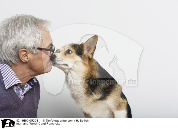 man and Welsh Corgi Pembroke / HBO-05298