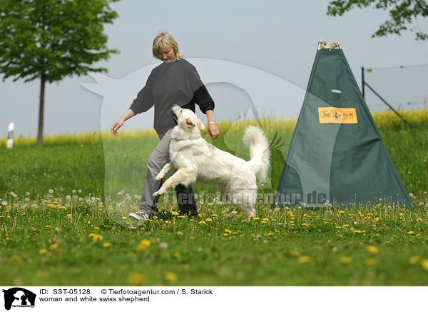 Frau und Weier Schweizer Schferhund / woman and white swiss shepherd / SST-05128