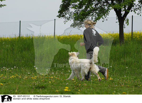 Frau und Weier Schweizer Schferhund / woman and white swiss shepherd / SST-05131