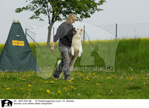 Frau und Weier Schweizer Schferhund / woman and white swiss shepherd / SST-05136