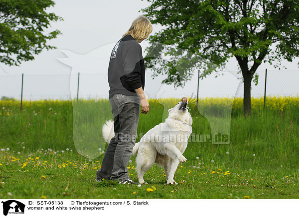 Frau und Weier Schweizer Schferhund / woman and white swiss shepherd / SST-05138
