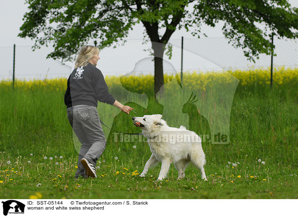 Frau und Weier Schweizer Schferhund / woman and white swiss shepherd / SST-05144
