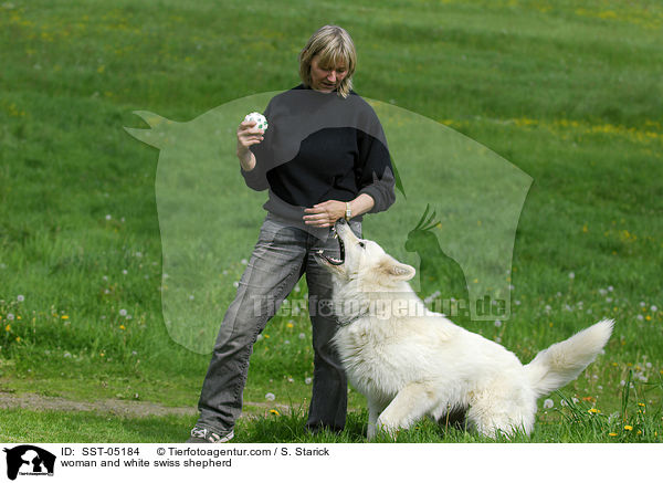 Frau und Weier Schweizer Schferhund / woman and white swiss shepherd / SST-05184