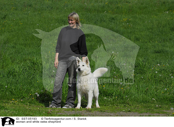 Frau und Weier Schweizer Schferhund / woman and white swiss shepherd / SST-05193