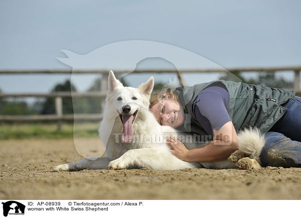 Frau mit Weiem Schweizer Schferhund / woman with White Swiss Shepherd / AP-08939
