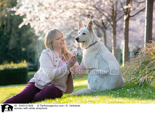 Frau mit Weiem Schferhund / woman with white shepherd / EHO-01826
