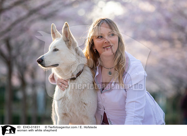 Frau mit Weiem Schferhund / woman with white shepherd / EHO-01831