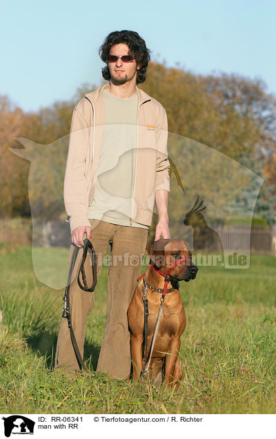 Mann mit Rhodesian Ridgeback / man with RR / RR-06341