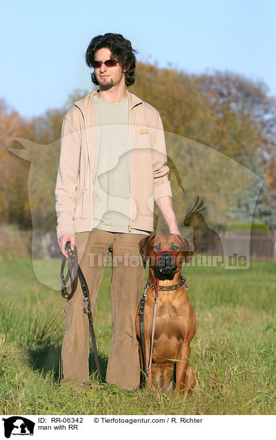 Mann mit Rhodesian Ridgeback / man with RR / RR-06342