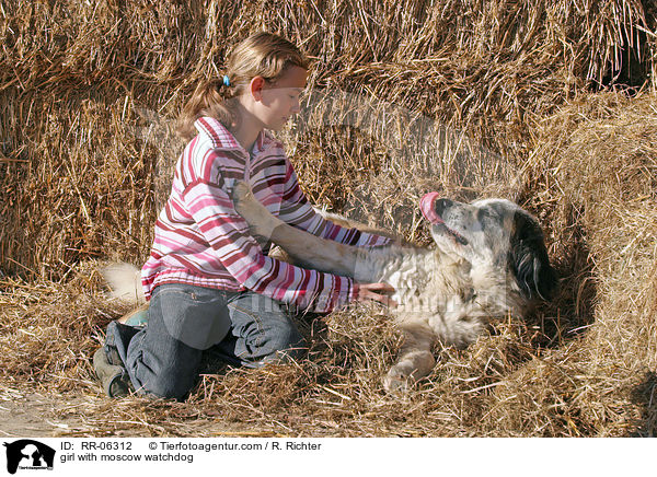 Mdchen mit Moskauer Wachhund / girl with moscow watchdog / RR-06312
