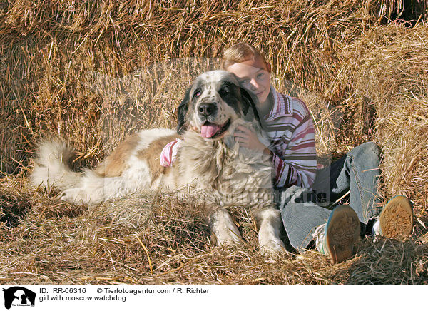 girl with moscow watchdog / RR-06316