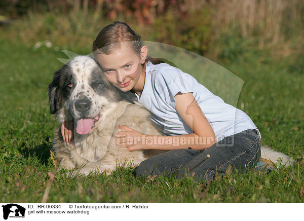 Mdchen mit Moskauer Wachhund / girl with moscow watchdog / RR-06334