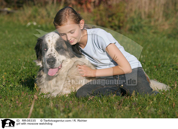 Mdchen mit Moskauer Wachhund / girl with moscow watchdog / RR-06335
