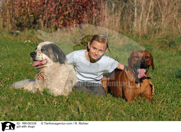 Mdchen mit Hunden / girl with dogs / RR-06336