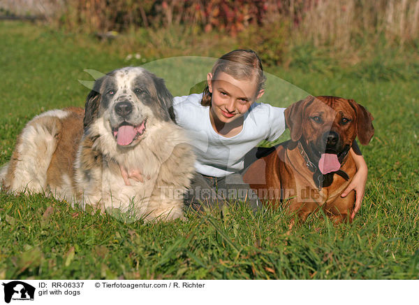 girl with dogs / RR-06337