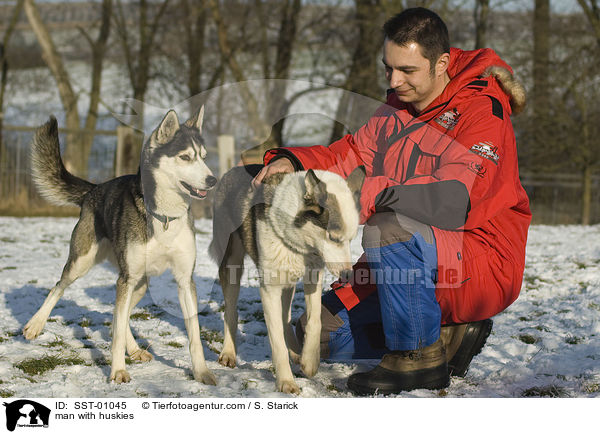 Mann mit seinen Huskies / man with huskies / SST-01045