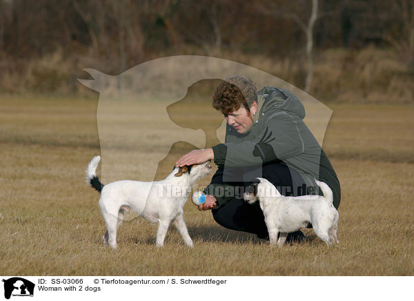 Frau mit 2 Hunden / Woman with 2 dogs / SS-03066