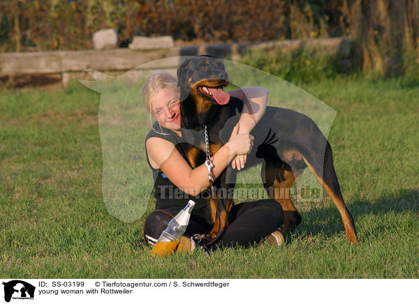 junge Frau und Rottweiler / young woman with Rottweiler / SS-03199