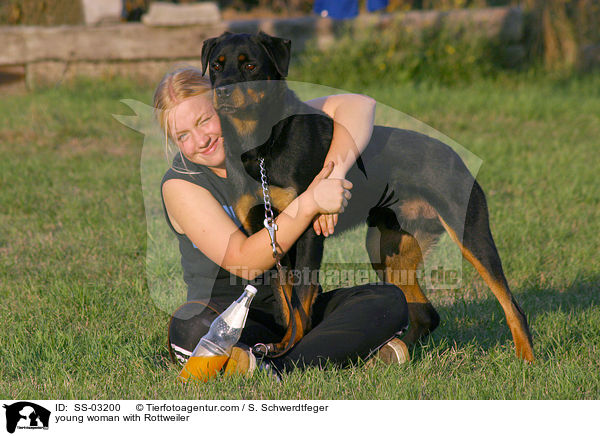junge Frau und Rottweiler / young woman with Rottweiler / SS-03200