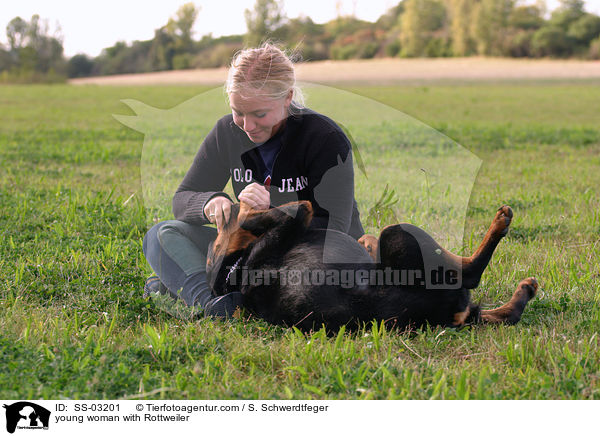 junge Frau und Rottweiler / young woman with Rottweiler / SS-03201