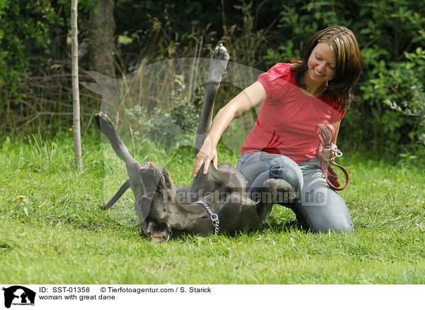 Frau mit Dogge / woman with great dane / SST-01358