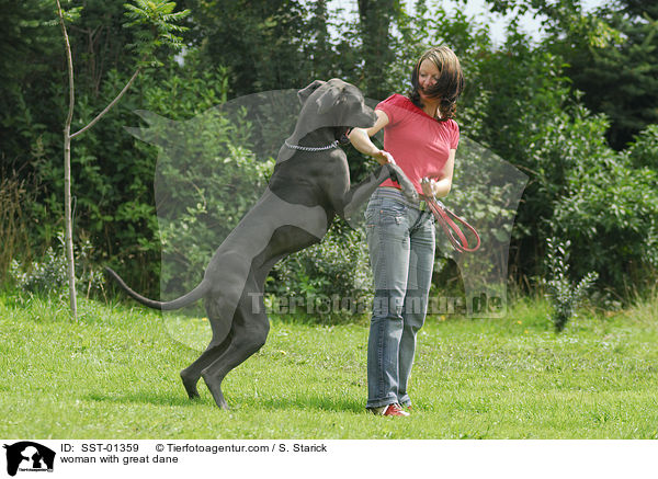 Frau mit Dogge / woman with great dane / SST-01359