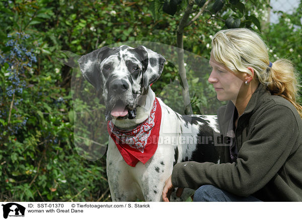 Frau mit Deutscher Dogge / woman with Great Dane / SST-01370