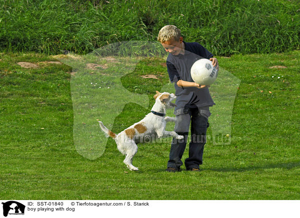 Junge spielt mit Hund / boy playing with dog / SST-01840