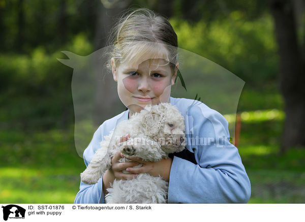 Mdchen mit Welpen / girl with puppy / SST-01876