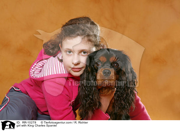 Mdchen mit Cavalier / girl with King Charles Spaniel / RR-10278