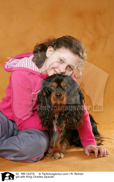Mdchen mit Cavalier / girl with King Charles Spaniel / RR-10279