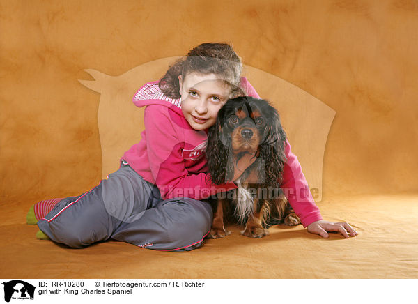Mdchen mit Cavalier / girl with King Charles Spaniel / RR-10280