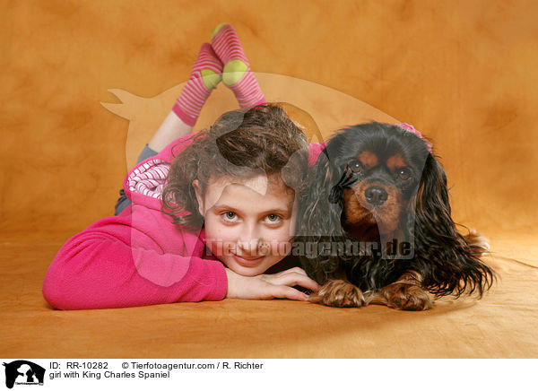 Mdchen mit Cavalier / girl with King Charles Spaniel / RR-10282